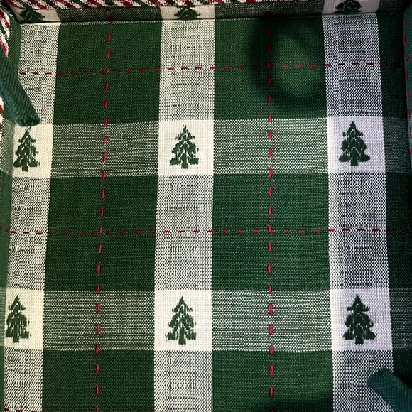 NWOT Christmas Theme cloth Green/Red collapsible Corner Tie bread basket 7X7… - Picture 2 of 6